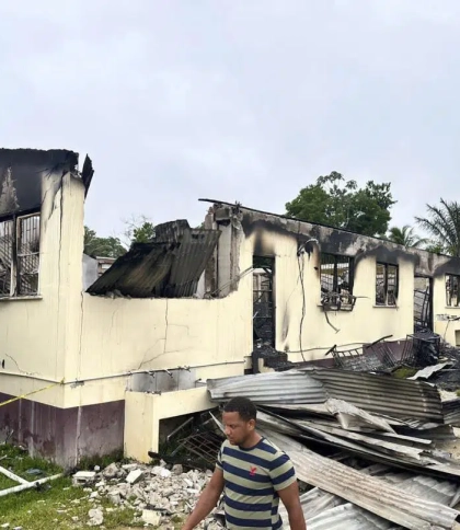 Школярка в Гаяні підпалила гуртожиток, бо її покарали за зв’язок з дорослим чоловіком: загинуло 19 дітей