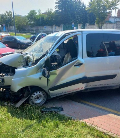 У Львові водій «Пежо» в’їхав в електроопору та потрапив до лікарні