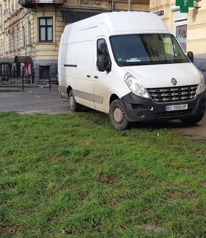 Варто було б встановити стовпчики: у Львові містяни поскаржилися на водіїв, які паркуються на газоні на Личаківській