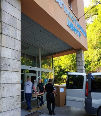 Благодійники передали Львівському діагностичному центру апарат для лікування осколкових ран