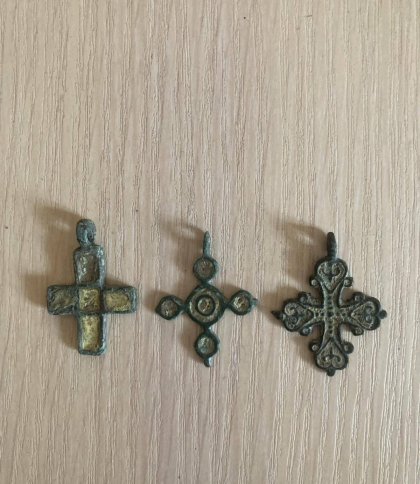 До Львівського історичного музею митники передали натільні хрестики XI-XIII століття