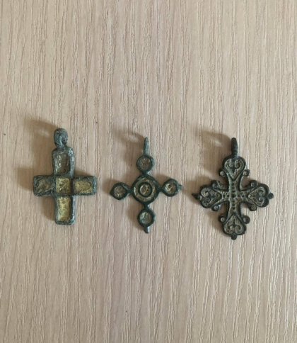 До Львівського історичного музею митники передали натільні хрестики XI-XIII століття