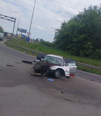 В аварії з BMW та вантажівкою біля Львова постраждали двоє людей