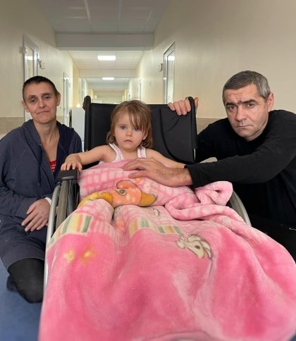 Від рідного дому лишилися тільки стіни: у Львові лікарі допомагають родині, яка постраждала під час обстрілу Бахмута