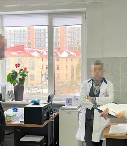 Правоохоронці обшукали помешкання, кабінети й автомобілі лікарів і знайшли гроші, фото ГУ СБУ в Чернівецькій області