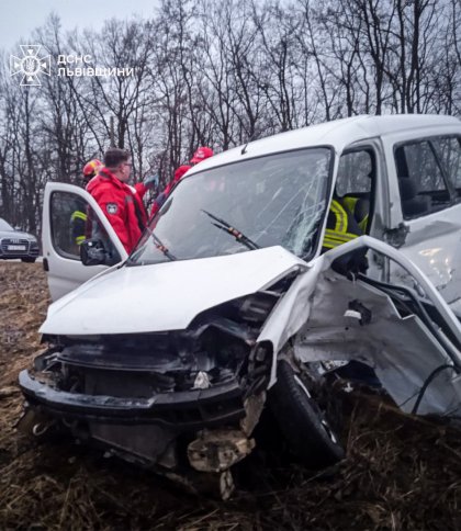 Біля Стрия рятувальники витягнули двох людей із затиснутого авто після ДТП