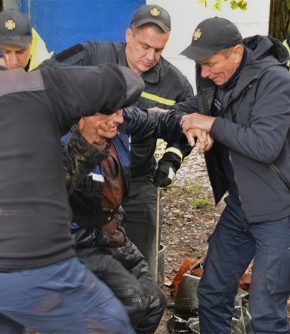 У Львові чоловік не міг вибратися з колектора: його витягали рятувальники