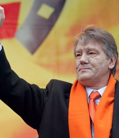 Ющенко випустив іменні шкарпетки на підтримку ЗСУ