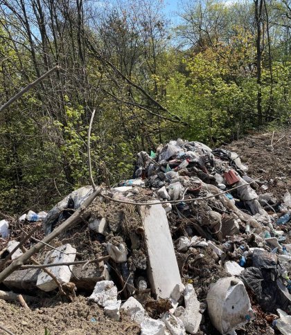 У парку Кортумова гора виявили купи сміття з кладовища (фото)
