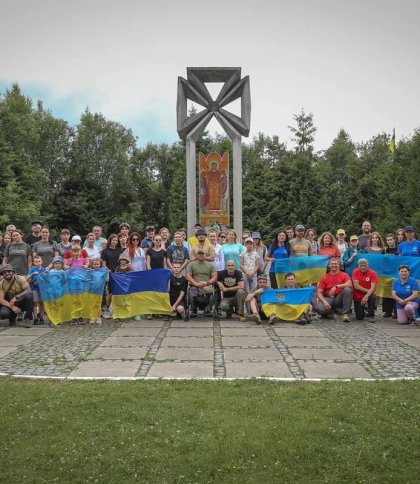 На Львівщині ветерани та військові з сім’ями піднялись на гору Маківка