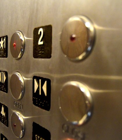 Поліція розслідує обставини смерті жінки у ліфті львівської багатоповерхівки
