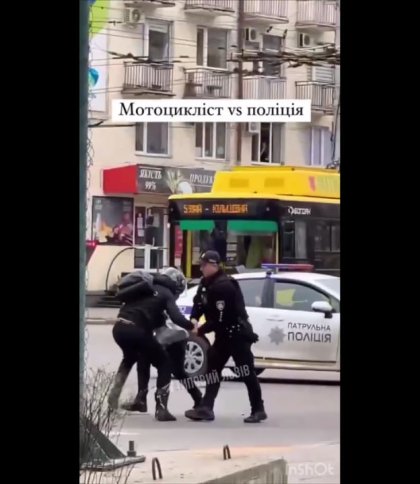Один проти двох: у Львові сталася бійка між поліцейськими та мотоциклістом (відео)