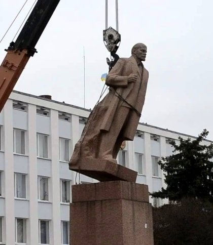 "Падають та розбиваються": на Львівщині знесли ще декілька радянських пам'ятників (відео)