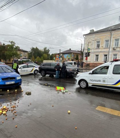 У Чернігові поліцейський збив на тротуарі двох жінок 