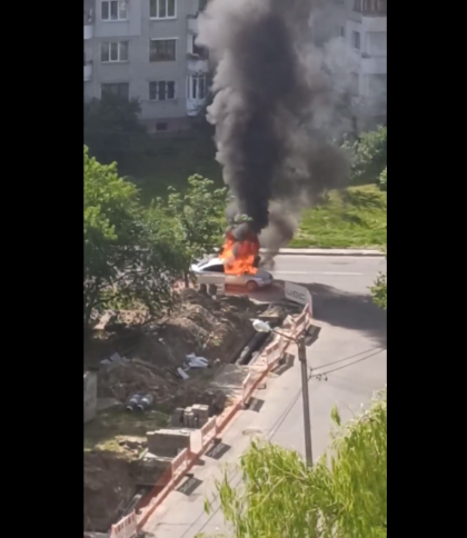 Посеред дороги у Львові вщент згорів автомобіль
