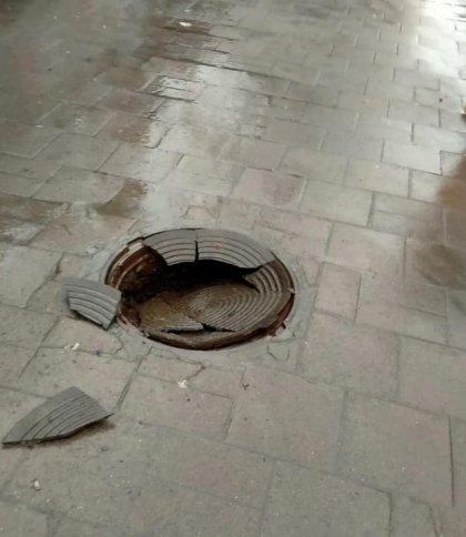 У центрі Львова на хіднику проламався каналізаційний люк (фото)