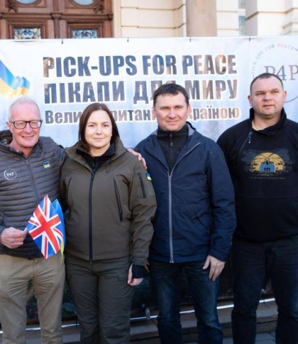 Іноземні волонтери передали на Львівщині допомогу дітям і 36 авто для ЗСУ
