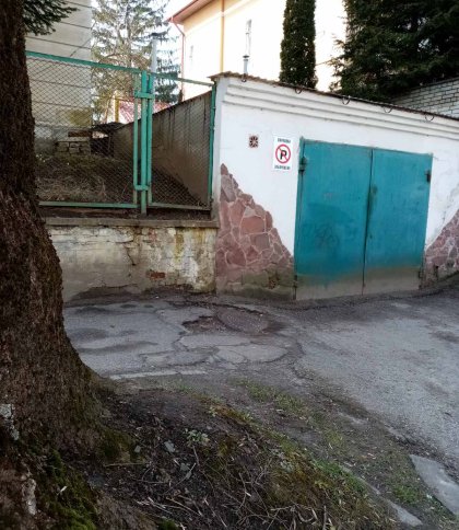 Люк просідає, а тротуар руйнується: у Львові містяни поскаржилися на хідник у Франківському районі