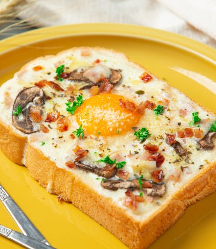 Сніданок за 5 хвилин: рецепт тосту з яйцем, грибами та шинкою