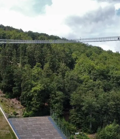 Один з найдовших у світі: у Німеччині з’явився новий пішохідний підвісний міст (відео)