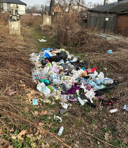 У Львові на закритому кладовищі виявили звалище побутових відходів