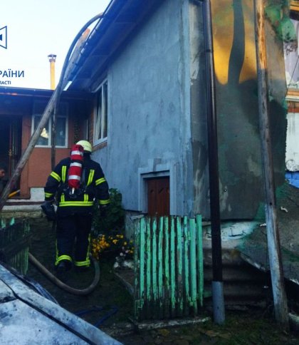 На Львівщині від пожежі в автомобілі ледь не згорів будинок