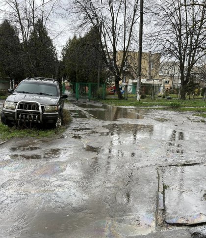 Львів’яни скаржаться на калюжі та відсутність доріжки перед входом до дитячого садочку