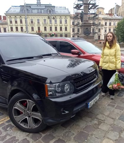 Скандальних молодиків на Land Rover у центрі Львова затримала поліція (фото)