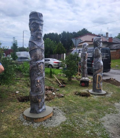 На Сихові встановили нові скульптури козаків на місці раніше спалених вандалами