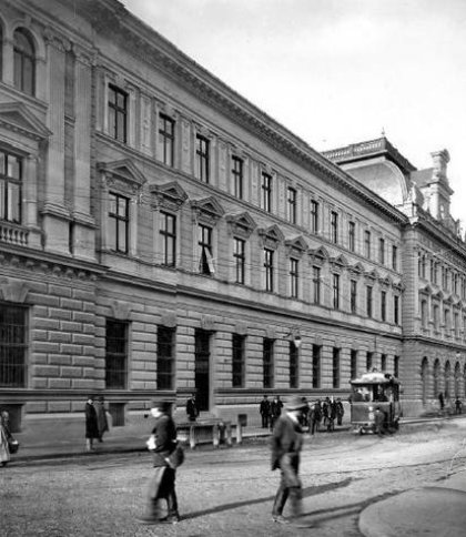 Міжнародний день листоноші: як виглядала львівська пошта століття назад
