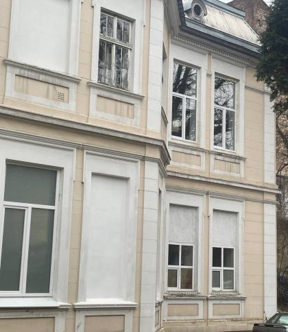 У Львівської обласної лікарні через суд вимагають відновити дерев’яні вікна