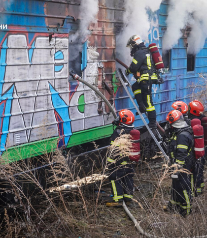 У Львові рятувальники з допомогою пожежного поїзда загасили полум’я у вагоні