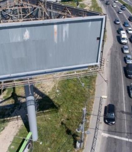 На дорогах державного значення Львівської області демонтують незаконні рекламні конструкції