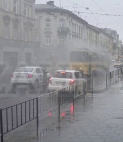 Біля вокзалу у Львові задимівся трамвай №1 (відео)