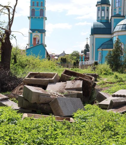 У Мостиськах у центрі міста демонтували плити з кладовища енкаведистів: проводитимуть ексгумацію