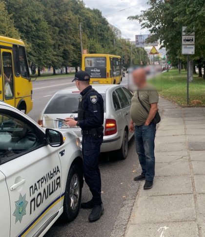 У Львові 71-річний водій без прав пропонував поліцейським хабар після паркування на зупинці