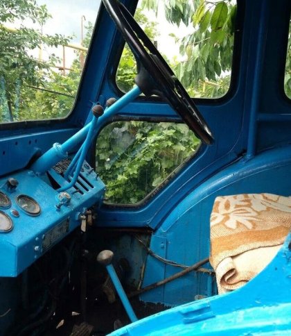 Тракторист на Львівщині п’яним не зупинився поліції й в’їхав в паркан