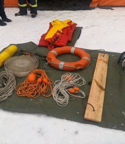 Львівські рятувальники показали, як допомогти людині, яка провалилася під лід
