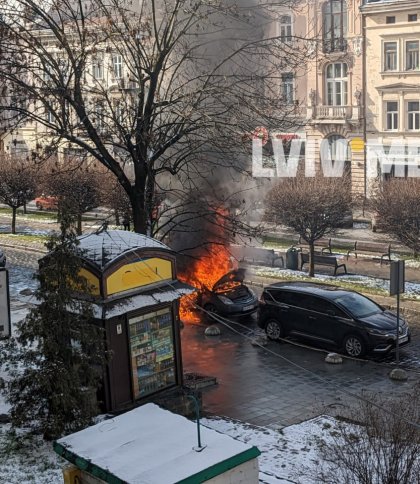 В центрі Львова загорівся електроавтомобіль (фото)