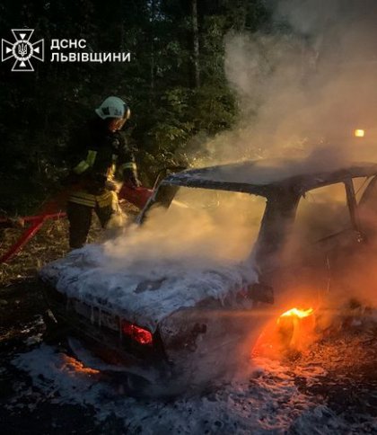 Дві автопожежі за ніч: львівські рятувальники гасили ВАЗ 2106 та Volkswagen Sharan