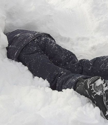 Випив та ледь не замерз: львівські патрульні допомогли чоловікові, який лежав у снігу