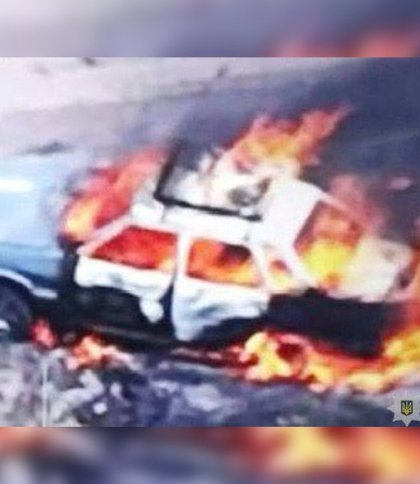 Згорілий автомобіль після російського обстрілу, фото поліції