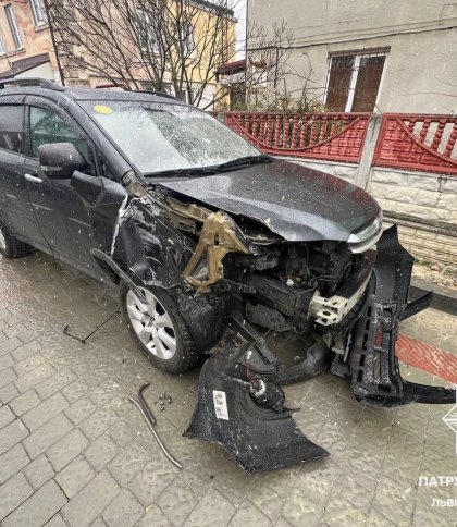 У Львові водій позбавлений прав в’їхав у паркан будинку та втік