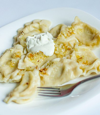 Покроковий рецепт вареників з картоплею та цибулею