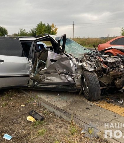 Понівечена автівка та розбита маршрутка: під Львовом сталася автотроща з потерпілими