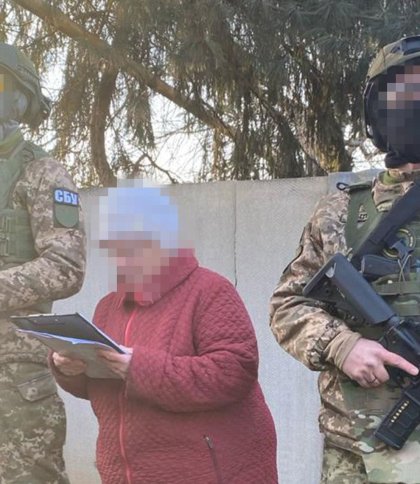 СБУ вручає підозру російській інформаторці у Слов'янську Донецької області, фото СБУ