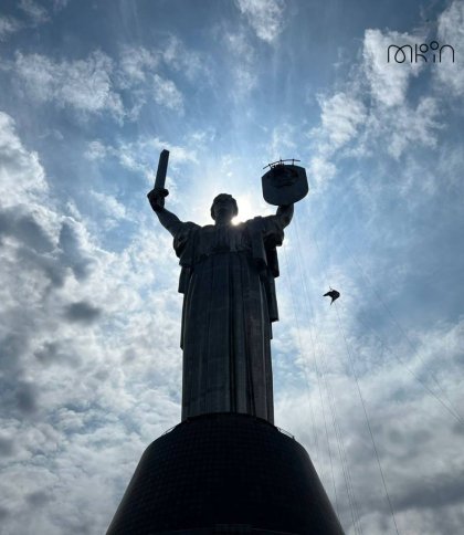 З монумента «Батьківщина-мати» зняли радянську символіку (відео)