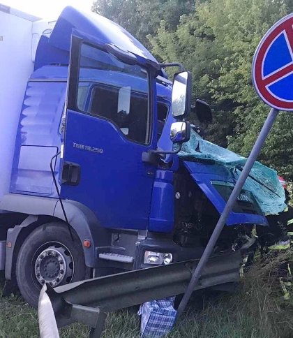 ДТП за участі двох вантажівок біля Львова: рятувальники діставали одного з водіїв спецзасобами