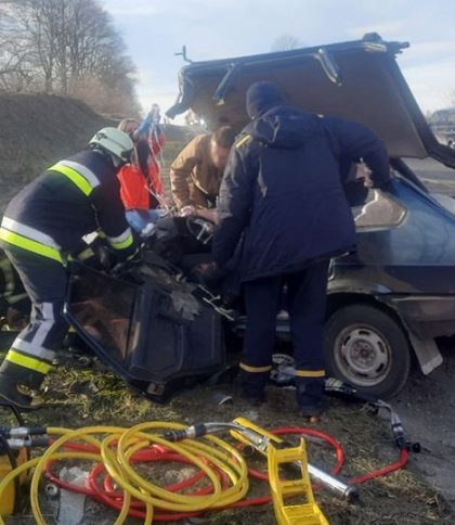 На Золочівщині рятувальники звільнили водія з понівеченого авто