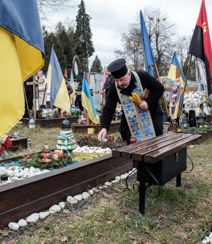 На Стрітення у Львові запалили свічки на могилах загиблих воїнів